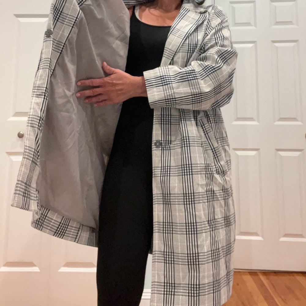 Beautifully lined -plaid print -must have trench